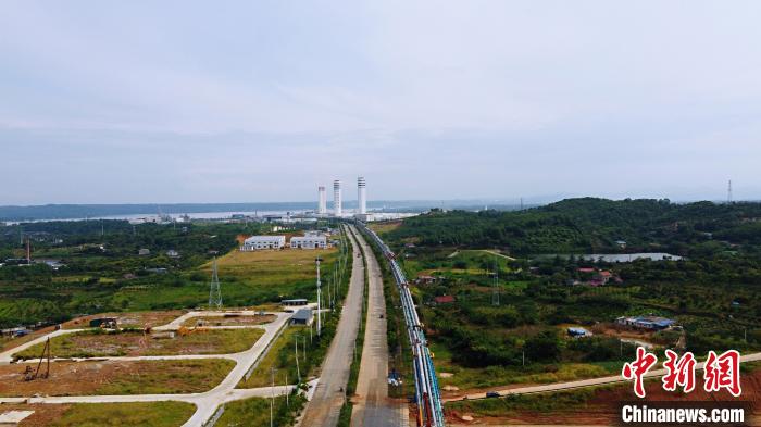 湖北宜昌姚家港化工園在建的三寧化工60萬噸乙二醇項目全景。<a target='_blank' href='http://www.chinanews.com/'>中新社</a>記者董曉斌攝